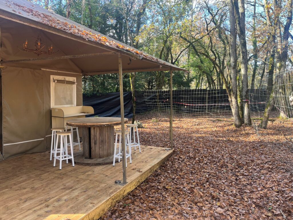 La terrasse en bois avec ses chaises
