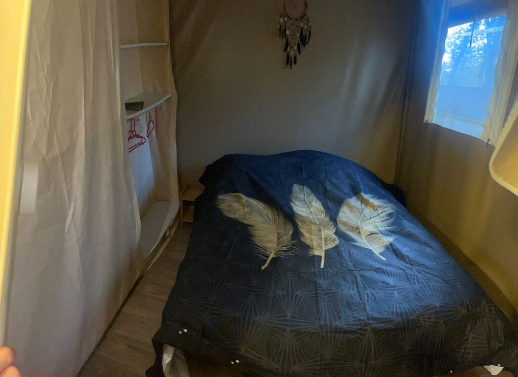 Le lit deux places de la chambre